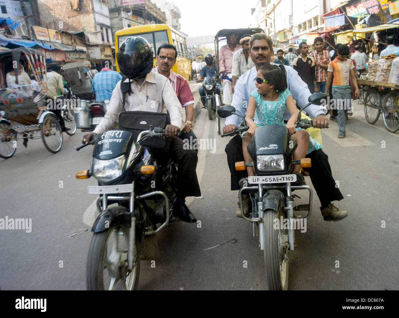 Le trafic routier dans les rues de Varanasi en Inde. Banque D'Images