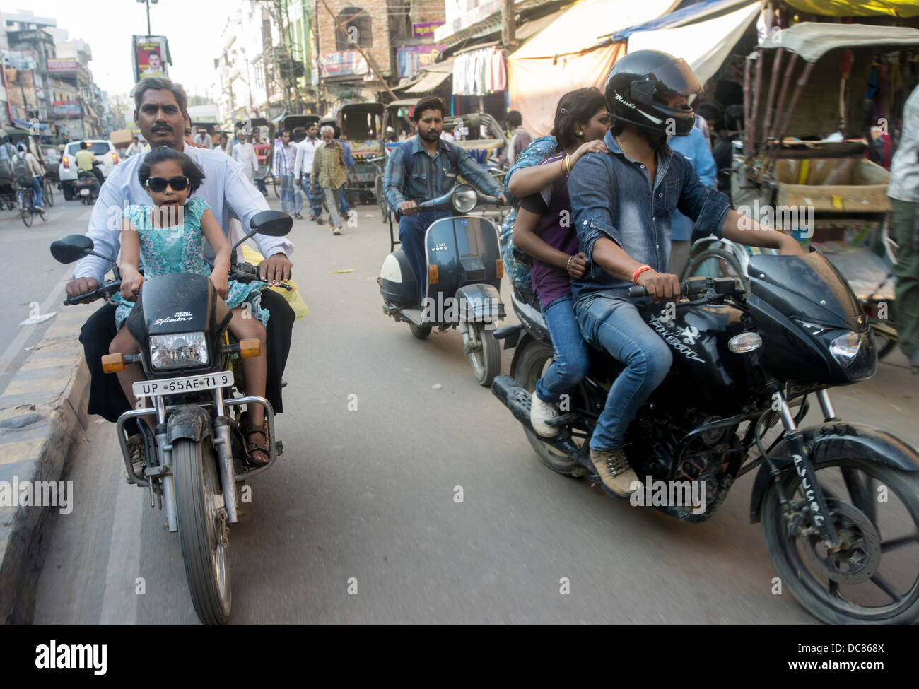 Le trafic routier dans les rues de Varanasi en Inde. Banque D'Images