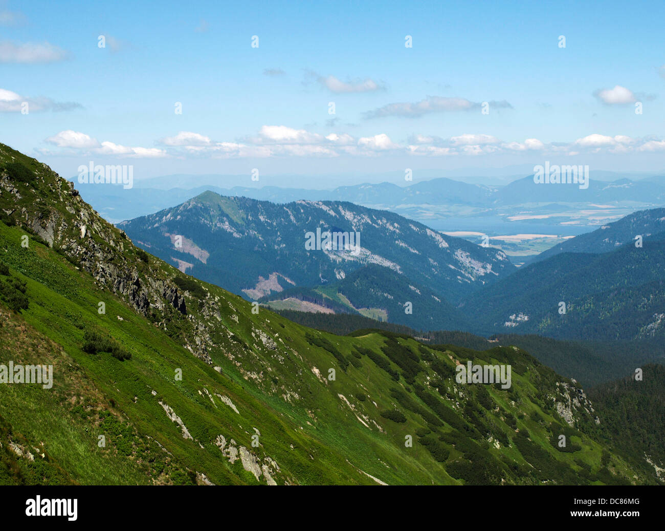 Vue de Liptov de Basses Tatras Slovaquie paysage de montagne en été juillet vertes collines Liptovská Mara en barrage retour Banque D'Images