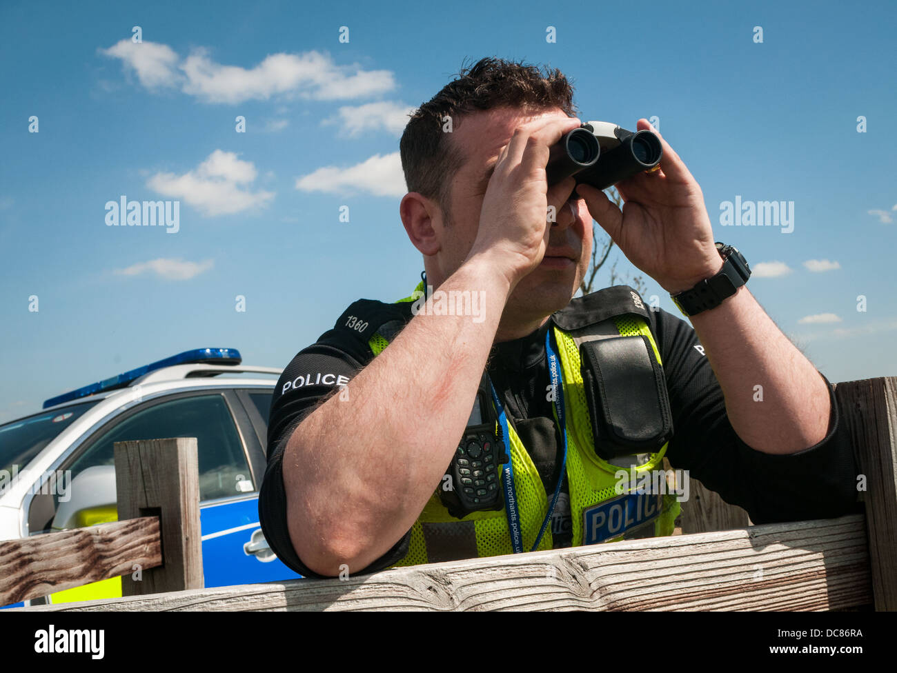 Policier avec véhicule 4x4 de la police enquête sur la criminalité en milieu rural Banque D'Images