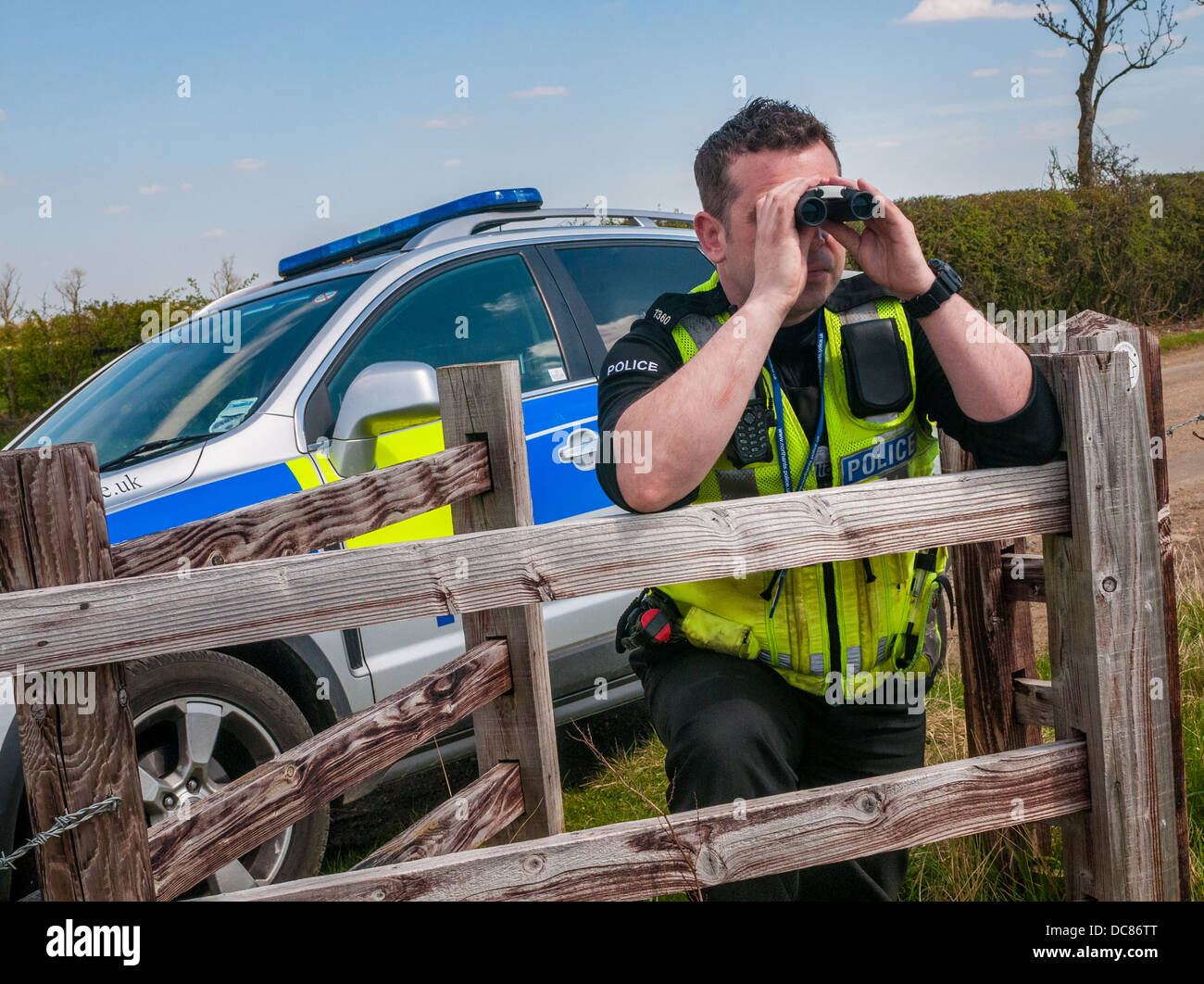 Policier avec véhicule 4x4 de la police enquête sur la criminalité en milieu rural Banque D'Images