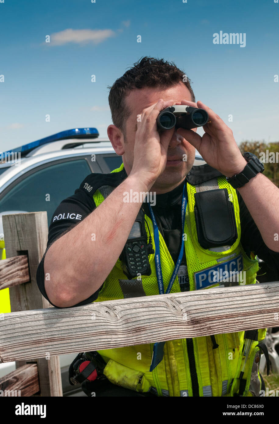 Policier avec véhicule 4x4 de la police enquête sur la criminalité en milieu rural Banque D'Images