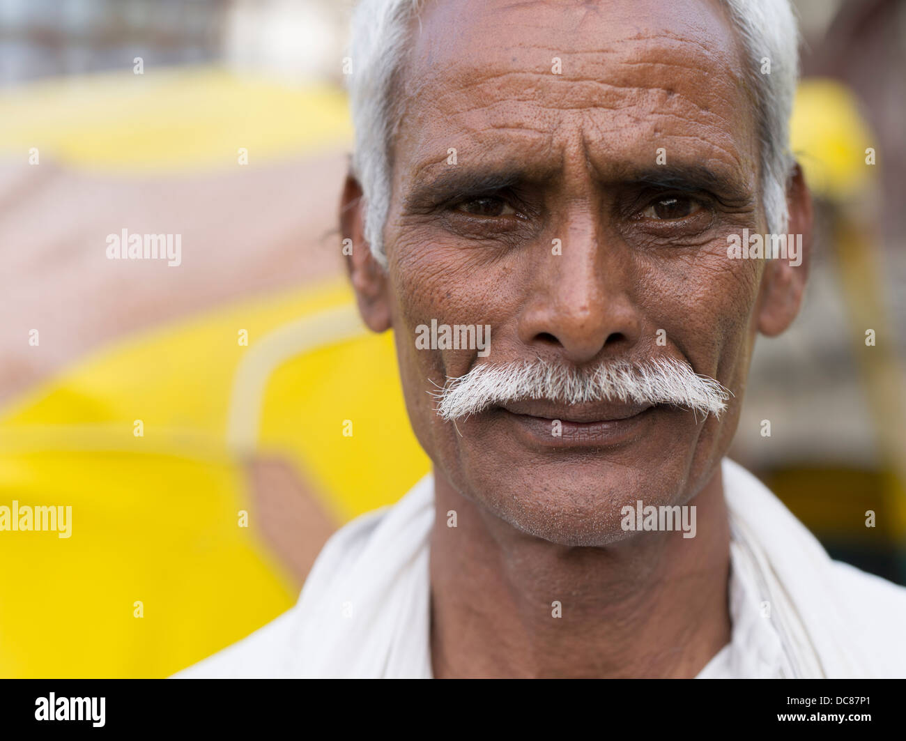 Portrait de pèlerin qui s'était rendu dans le Gange Varanasi ( ) pour Kumbh Mela en mars 2013. Banque D'Images