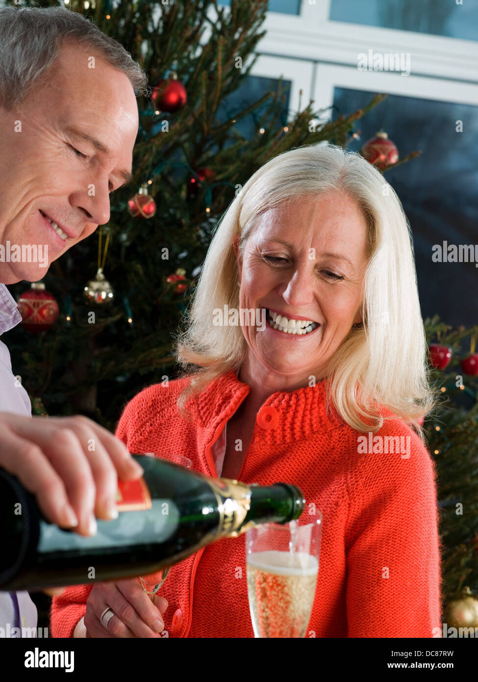 Man pouring champagne Banque D'Images