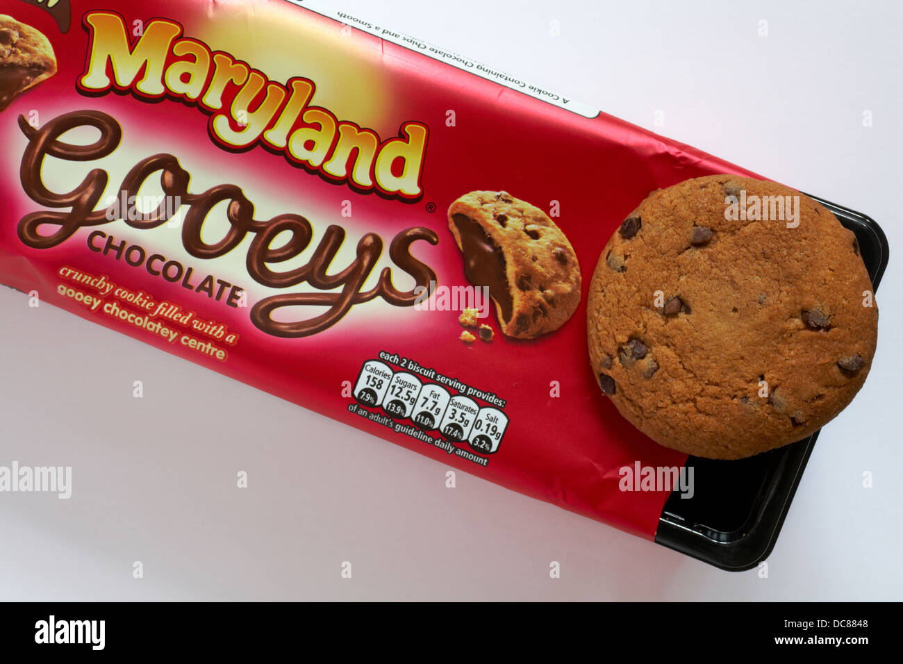 New Maryland Gooeys cookie croustillant chocolat remplis d'une gâterie gluant centre avec un paquet de cookies mis sur fond blanc Banque D'Images