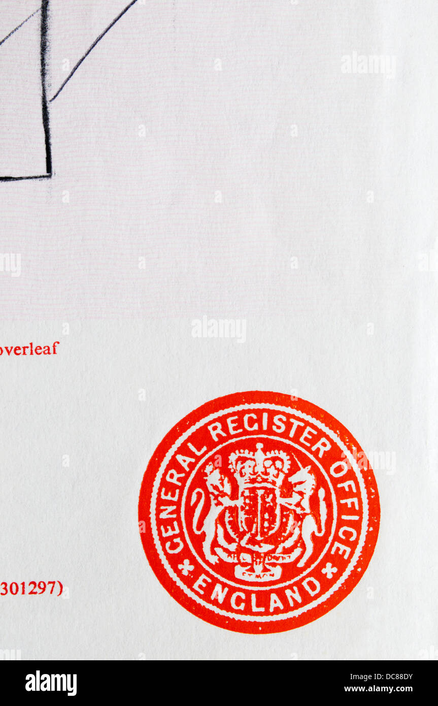 Détail d'un certificat de naissance britannique montrant sceau du General Register Office avec les armoiries du Royaume-Uni. Banque D'Images