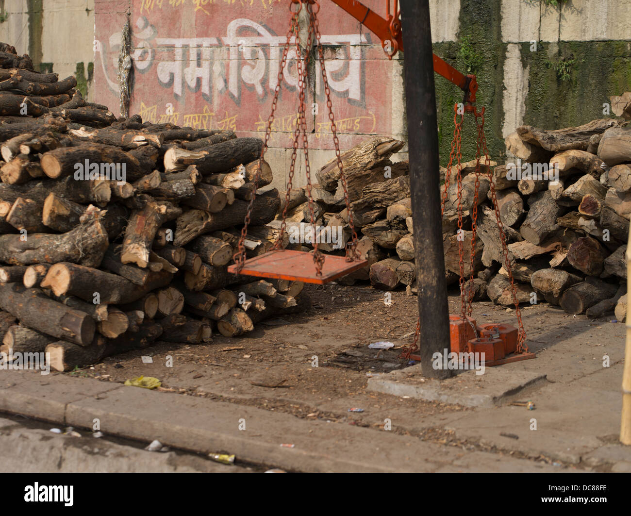 Manikarnika Ghat. Bois pour la crémation et d'échelles sur les rives de la rivière Ganges - Varanasi, Inde Banque D'Images