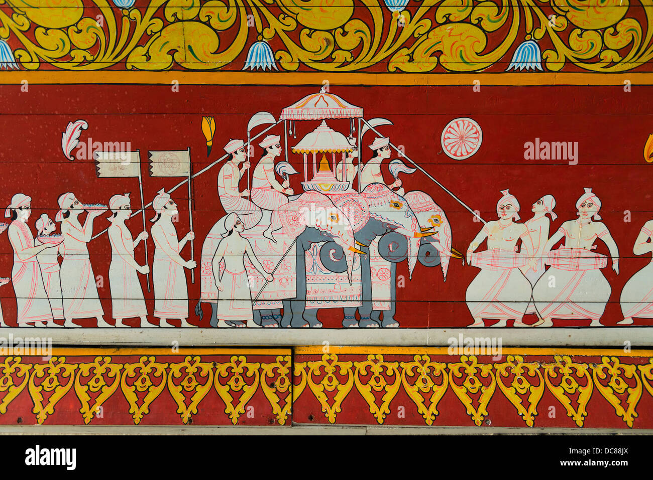 Détail peinture d'art avec procession rituel Duddhist sur un mur du Temple de la dent sacrée de Kandy, Sri Lanka Banque D'Images