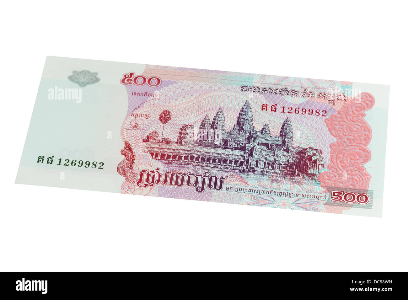 Cinq cents riel cambodgien note sur un fond blanc Banque D'Images