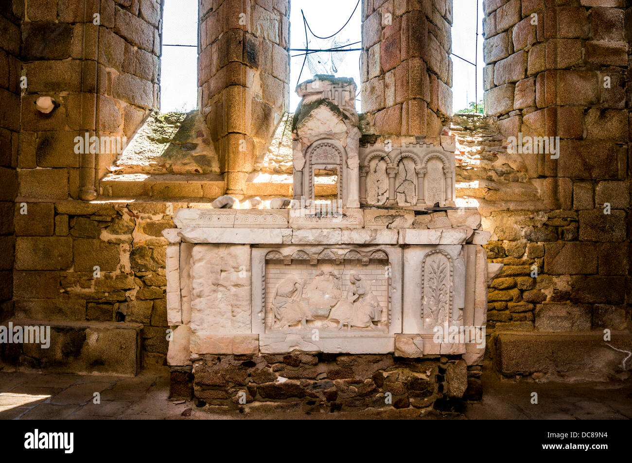 L'autel principal de l'église dans les ruines d'Oradour-sur-Glane village, Haute-Vienne, Limousin, centre-ouest de la France, l'Europe. Banque D'Images