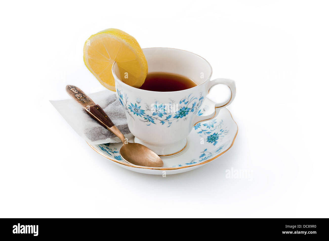 Tasse de thé au citron et la cuillère de la Chine fond blanc Banque D'Images