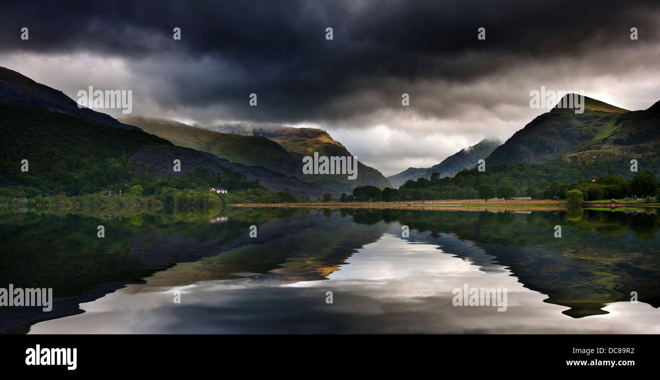 Afficher le long de Llanberis Pass vers Glyder Fawr à gauche et droite sur Snowdon sur temps couvert nuageux Banque D'Images