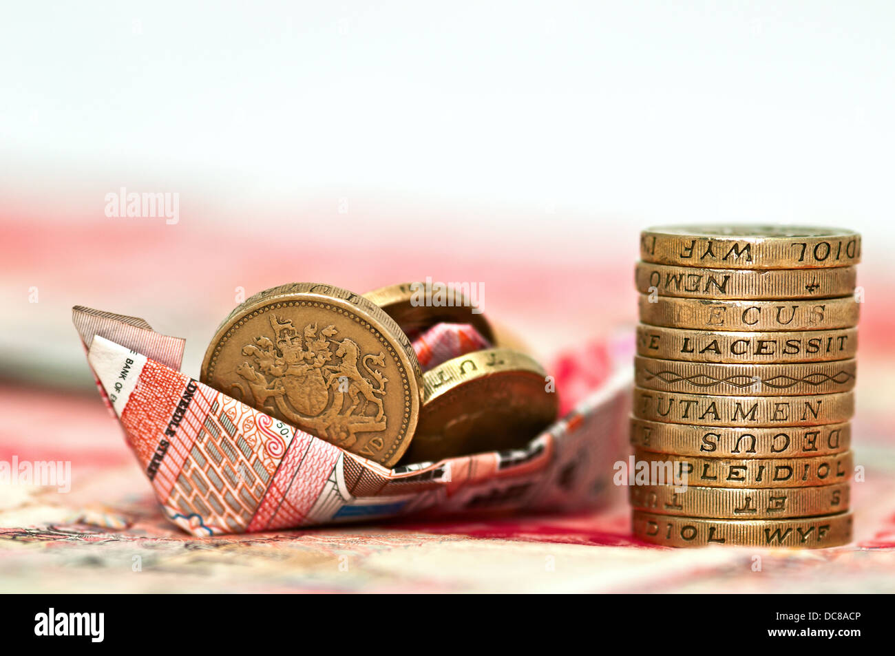 Concept d'investissement d'économie d'argent voile coin livre UK Banque D'Images