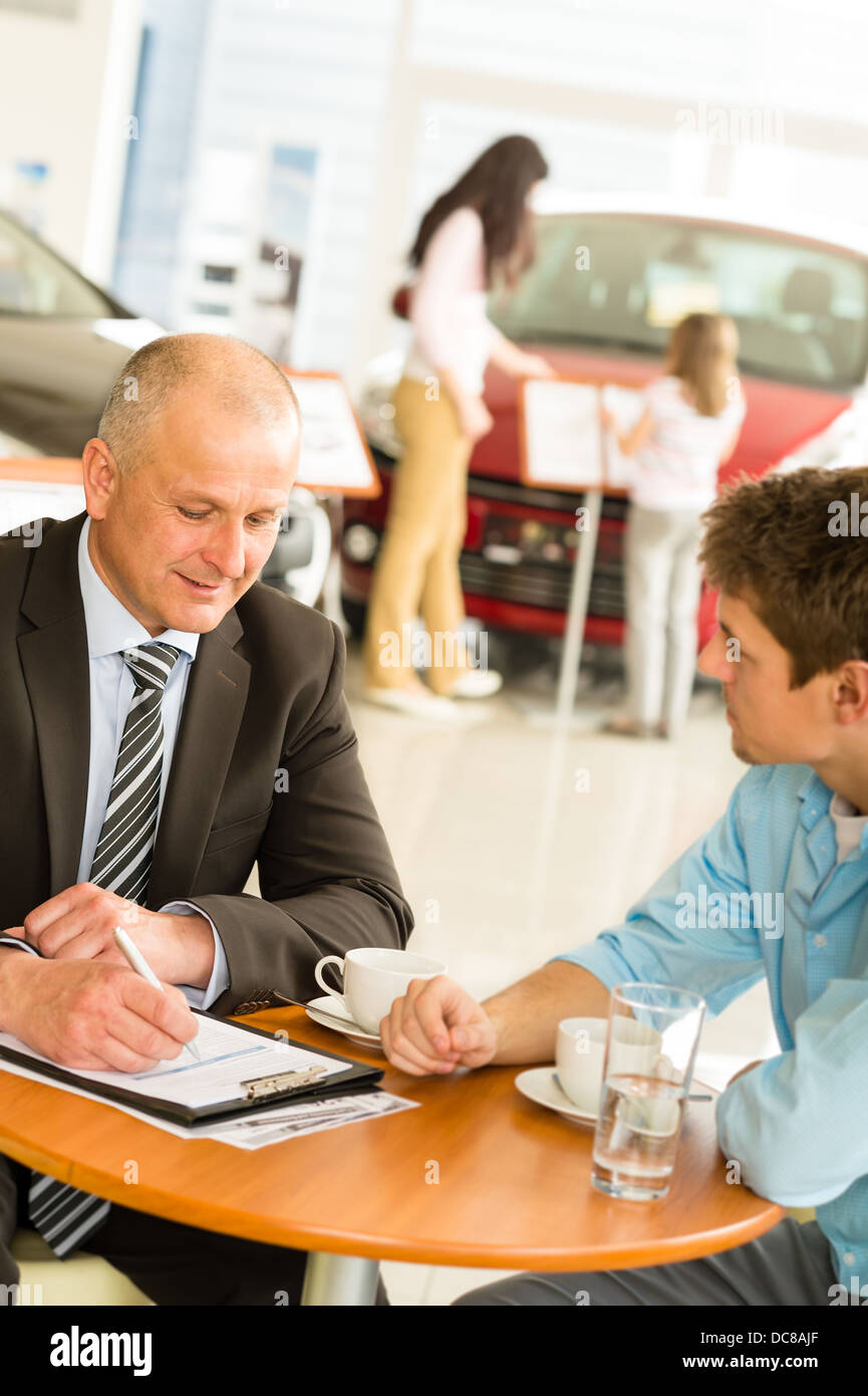 Vendeur de voiture familiale d'achat contrat d'achat de remplissage Banque D'Images