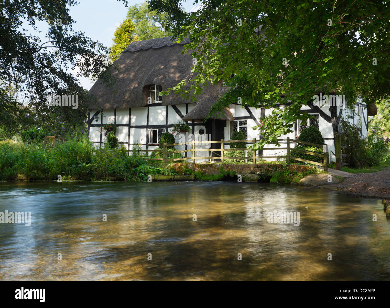 13ème siècle ancien moulin à foulon sur la rivière Itchen. New Alresford. Le Hampshire. L'Angleterre. UK. Banque D'Images