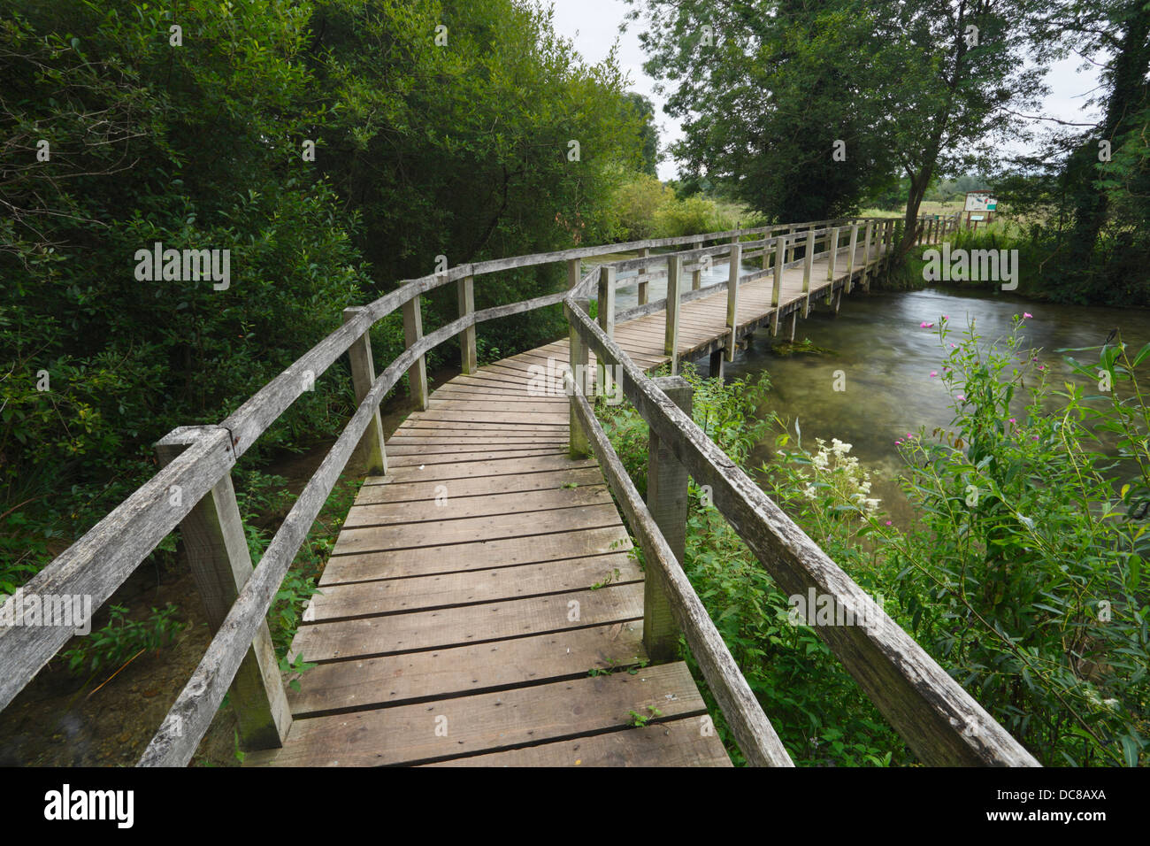 Pont sur la rivière de l'essai à Wherwell. Le Hampshire. L'Angleterre. UK. Banque D'Images