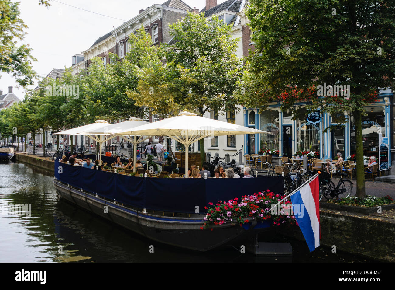 Un bateau qui a été converti en plein air pour un restaurant à Delft, Pays-Bas Banque D'Images