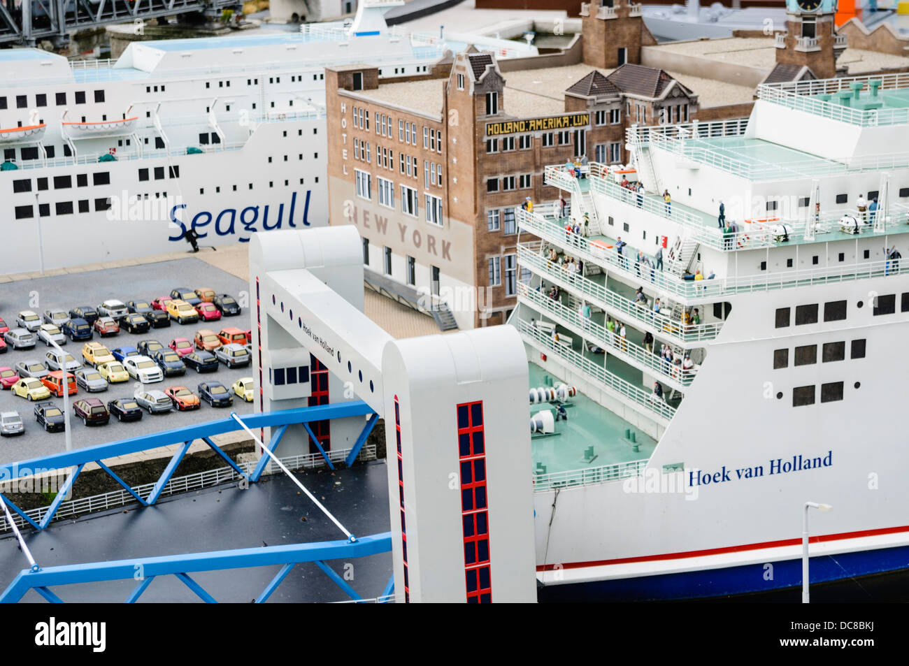 Hoek van Holland ferry RORO à côté de l'Amerika Lijn Holand bureau à Rotterdam Banque D'Images Hoek van Holland ferry RORO à côté de l'Amerika Lijn Holand bureau à Rotterdam Banque D'Images