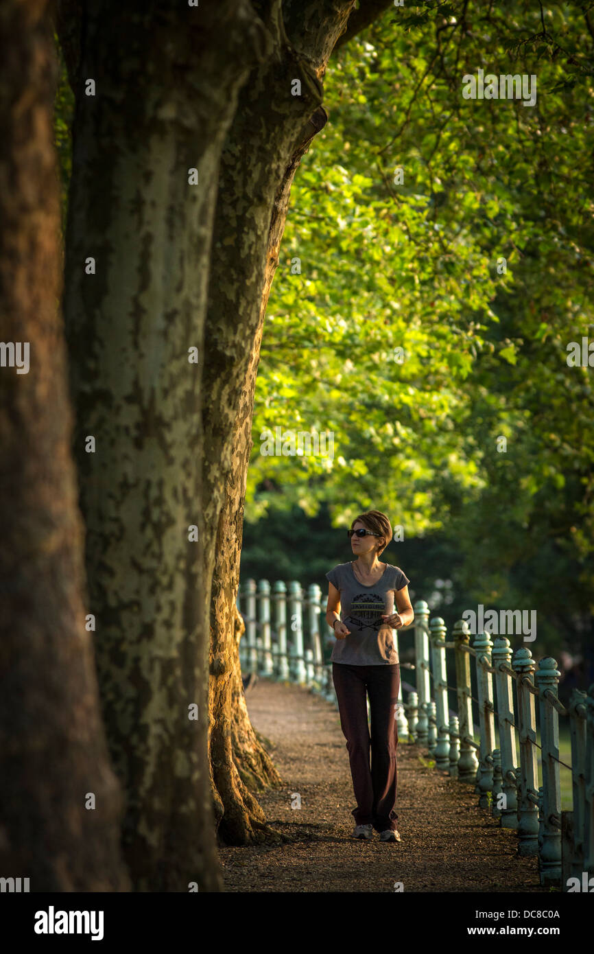 En été, une jeune femme du jogging dans un parc de Vichy par une fin d'après-midi (Allier - Auvergne - France). Banque D'Images