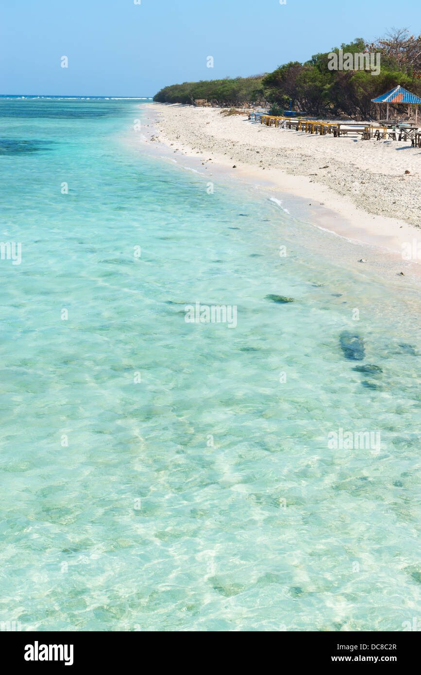 Belle plage avec de l'eau propre et bleu café en bord de mer sur la plage tropicale. Selective focus sur le devant de l'eau. Banque D'Images