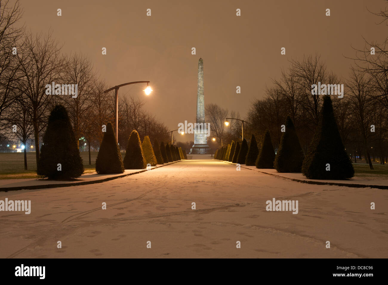La neige nuit à Glasgow Green à la recherche vers le Monument Nelson. Banque D'Images
