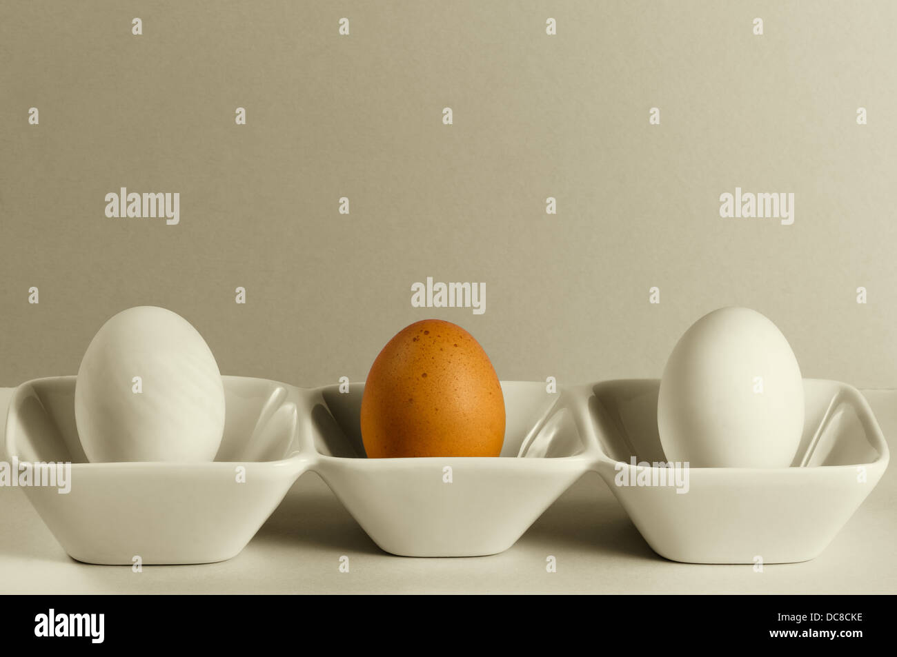 Deux oeufs de canard un un oeuf de poule au milieu Banque D'Images