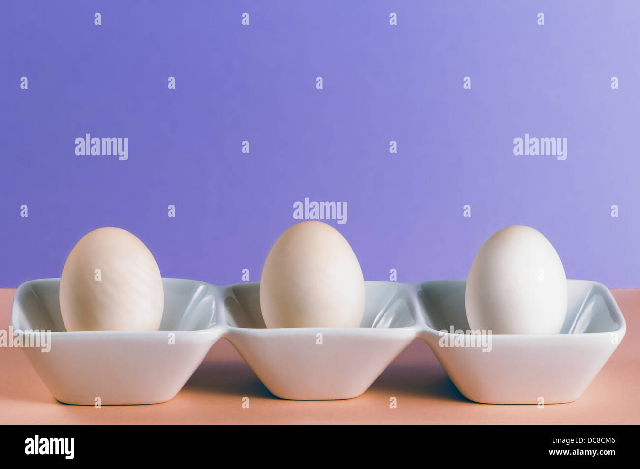 Trois œufs de canard dans un plat en porcelaine blanche Banque D'Images