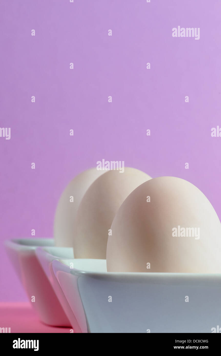 Trois œufs de canard dans un plat en porcelaine blanche Banque D'Images