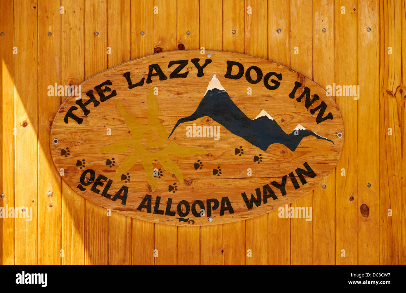 Le signe sur l'embarquement à l'Lazy Dog Inn dans les Andes péruviennes, l'Amérique du Sud. Banque D'Images