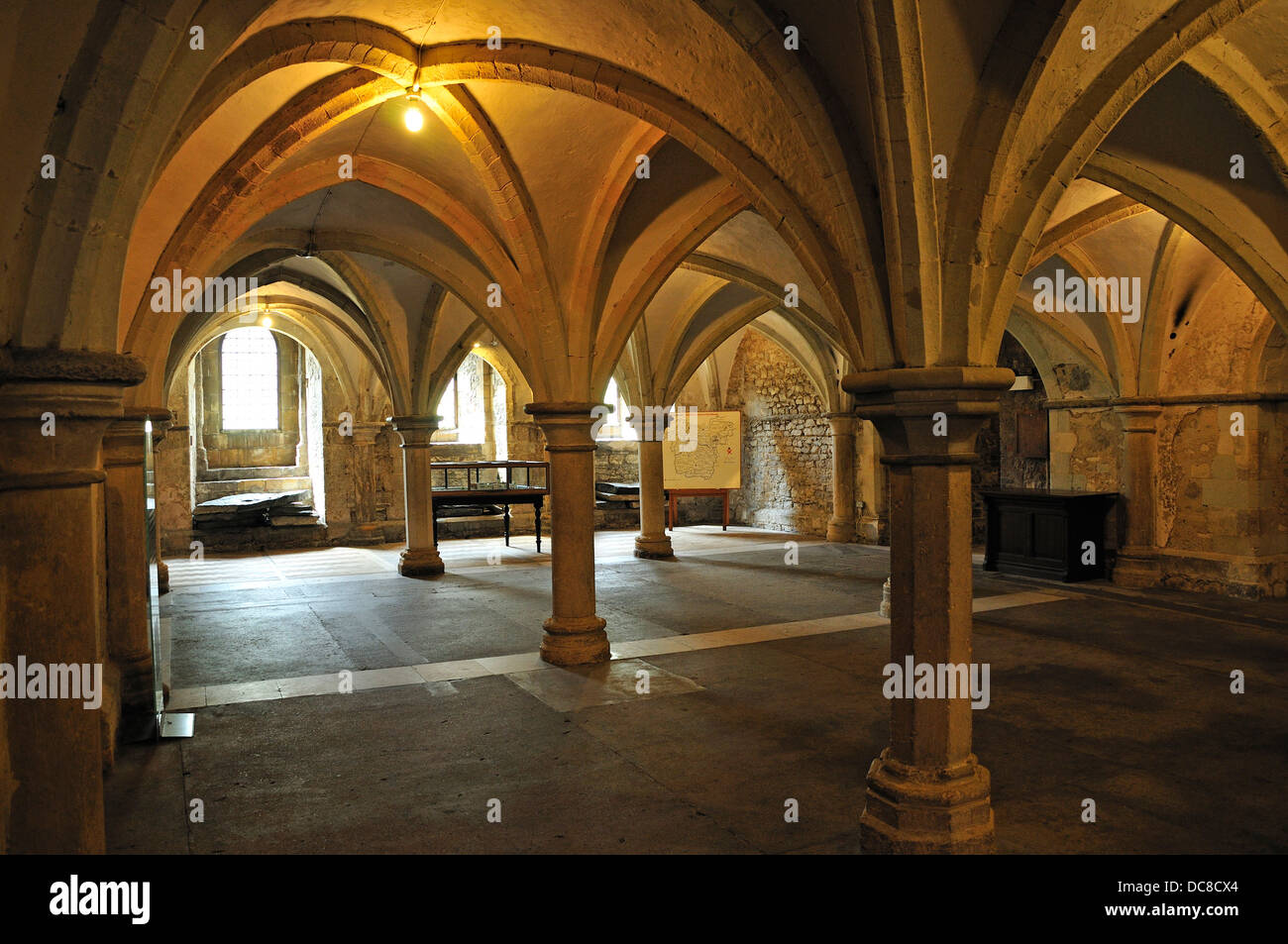 Rochester, Kent, Angleterre, Royaume-Uni. La Cathédrale de Rochester (604AD, la deuxième plus ancienne) de l'intérieur : la crypte (12ème siècle) Banque D'Images