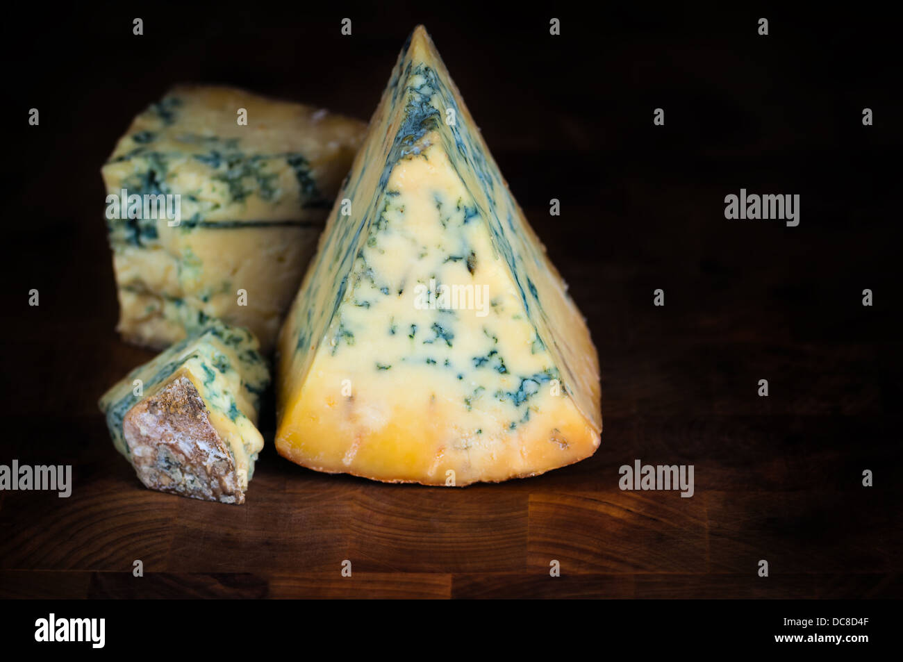 Mature Stilton Blue cheese - fond sombre Banque D'Images