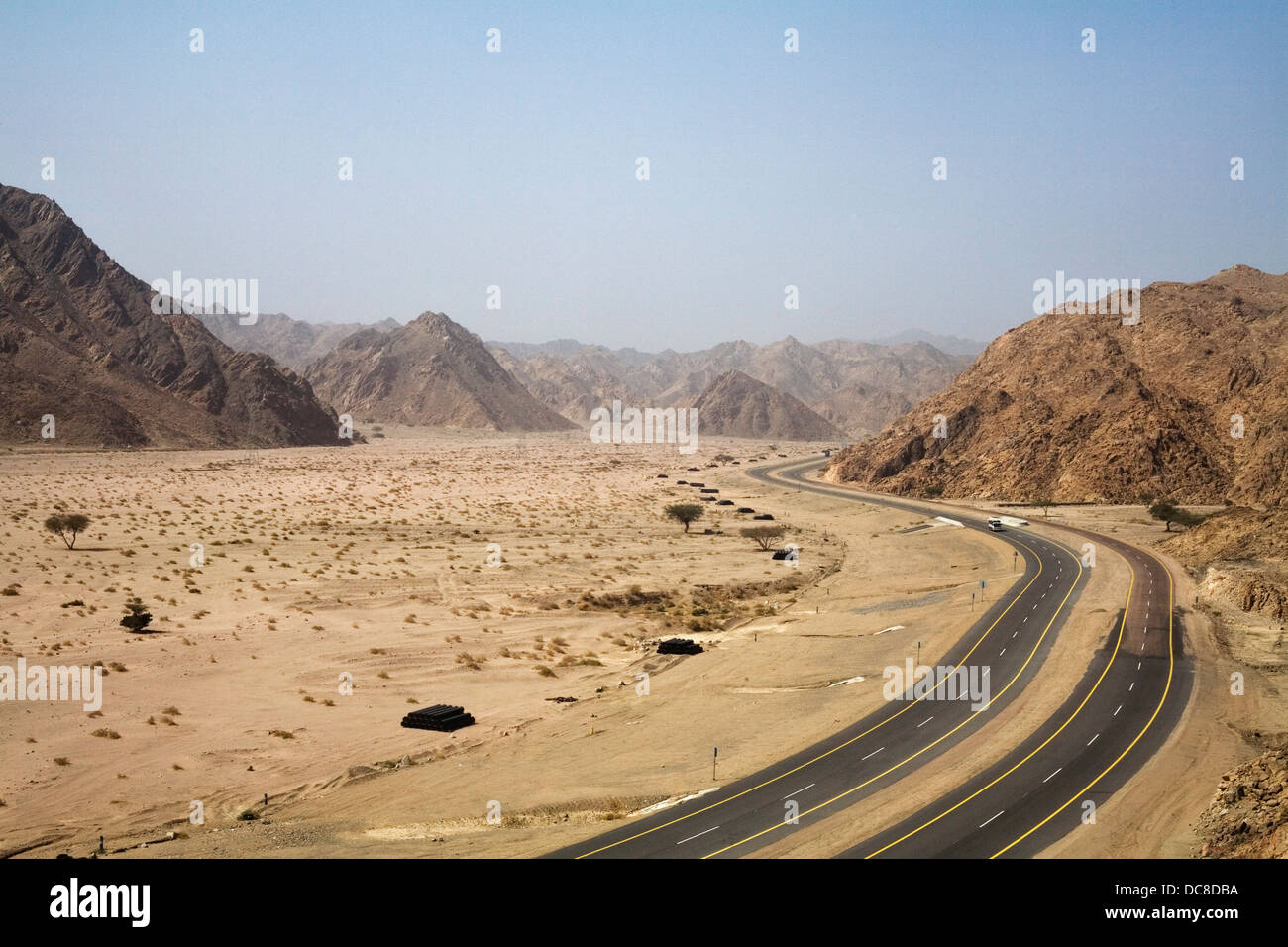 Le Duba-Haql 5 numéro de l'autoroute en passant par les monts Sarawat, au nord-ouest de l'Arabie Saoudite. Banque D'Images