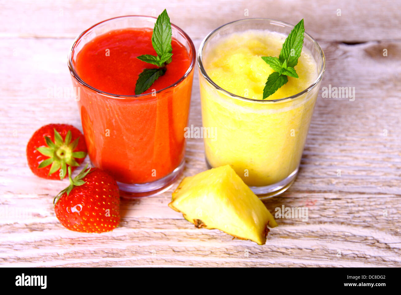 Smoothie ananas, fraises en verre avec de la menthe, des petits fruits, soft focus Banque D'Images