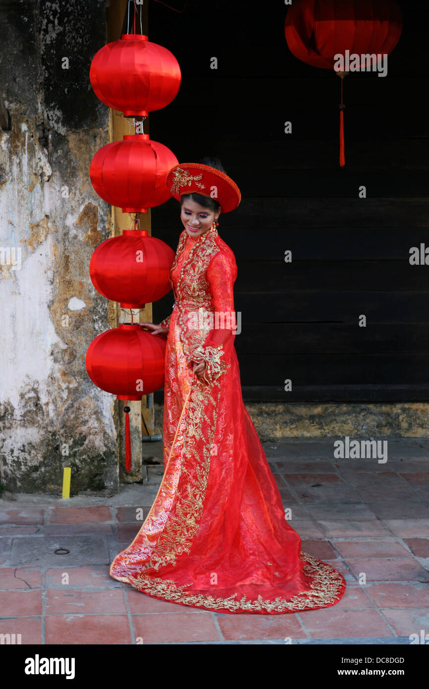 Vietnamienne dans vêtements de mariage Photo Stock - Alamy