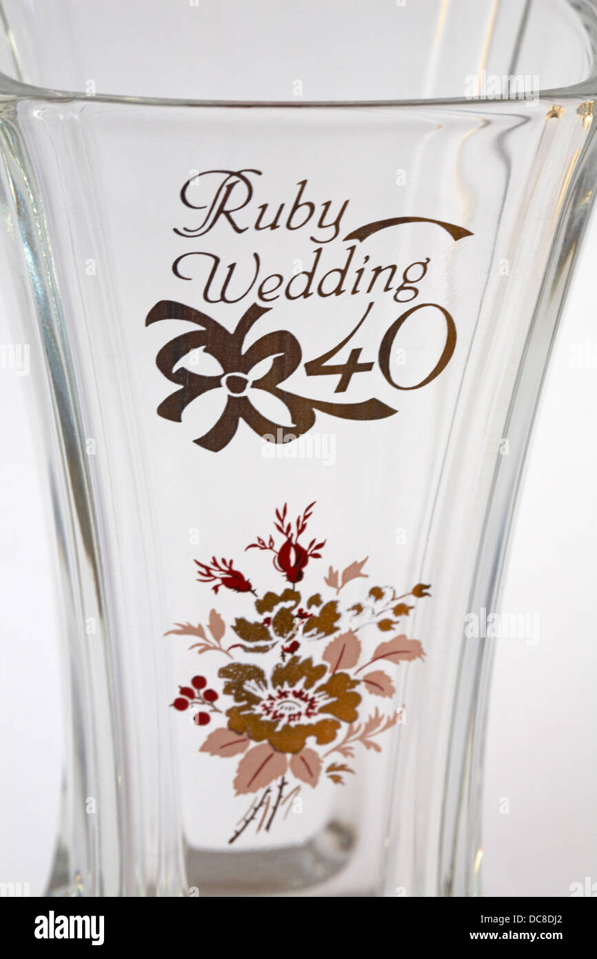 Ruby mariage 40 ans détail sur vase en verre - 40ème anniversaire de mariage Banque D'Images Ruby mariage 40 ans détail sur vase en verre - 40ème anniversaire de mariage Banque D'Images