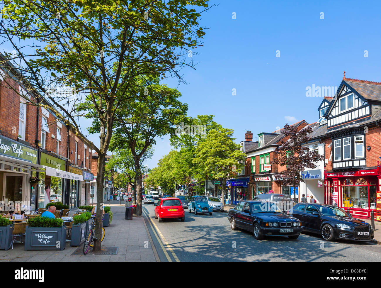 Café et boutiques sur la rue Principale (route de Londres ) au centre du village, Wilmslow, Cheshire, England, UK Banque D'Images