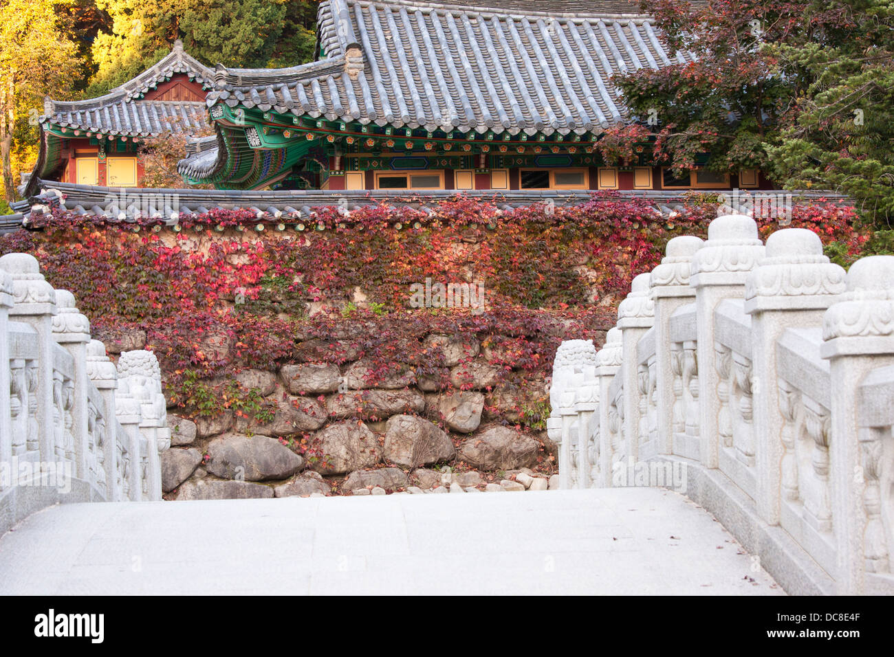 Pont menant à Shinheung-sa Temple, le Parc National de Seoraksan, Corée du Sud Banque D'Images