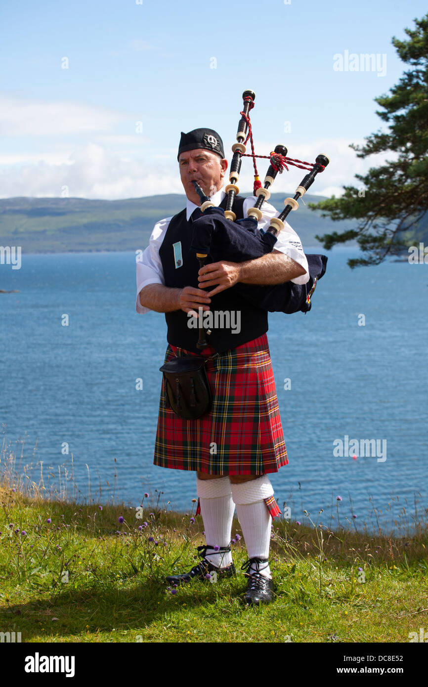 Vêtu du tartan piper Club Soldats Goulburn Pipes & Drums en 2013 Ile de Skye Highland Games a tenu à Portree, Ecosse, Royaume-Uni Banque D'Images