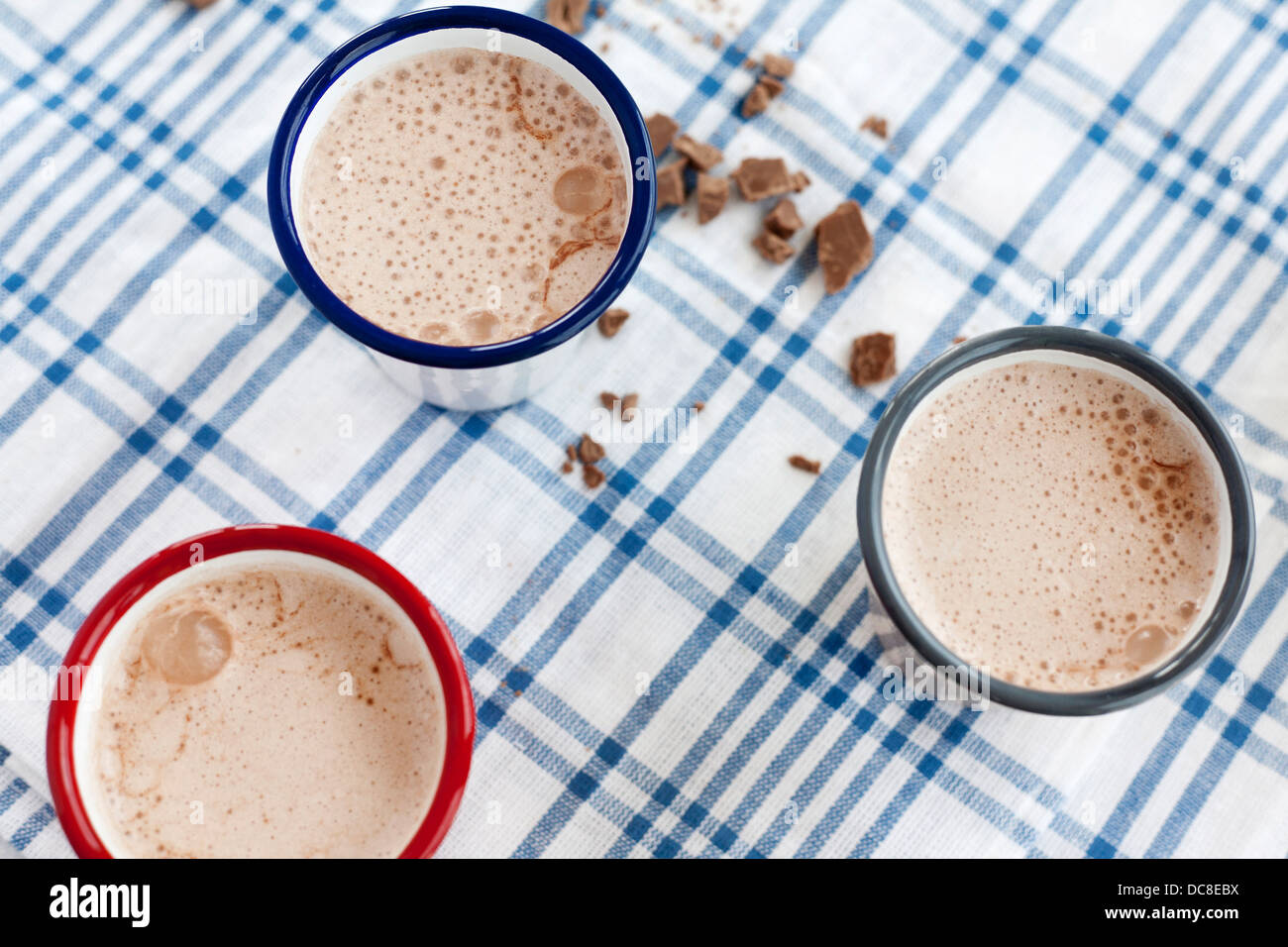 Milkshake dans trois tasses d'étain de couleur, vue du haut, avec du chocolat détail. Paysage. Banque D'Images