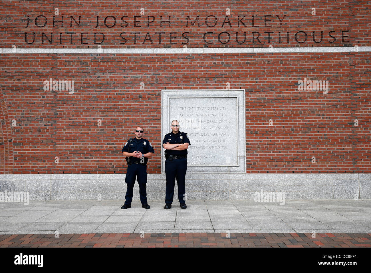 Les agents du département de la sécurité intérieure à l'extérieur de la Cour fédérale dans la région de Boston, Massachusetts Banque D'Images