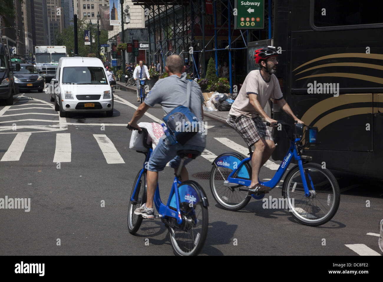 Les deux cyclistes 2 ride Vélos Citi, partie du nouveau système de louer un vélo dans la ville de New York. Banque D'Images