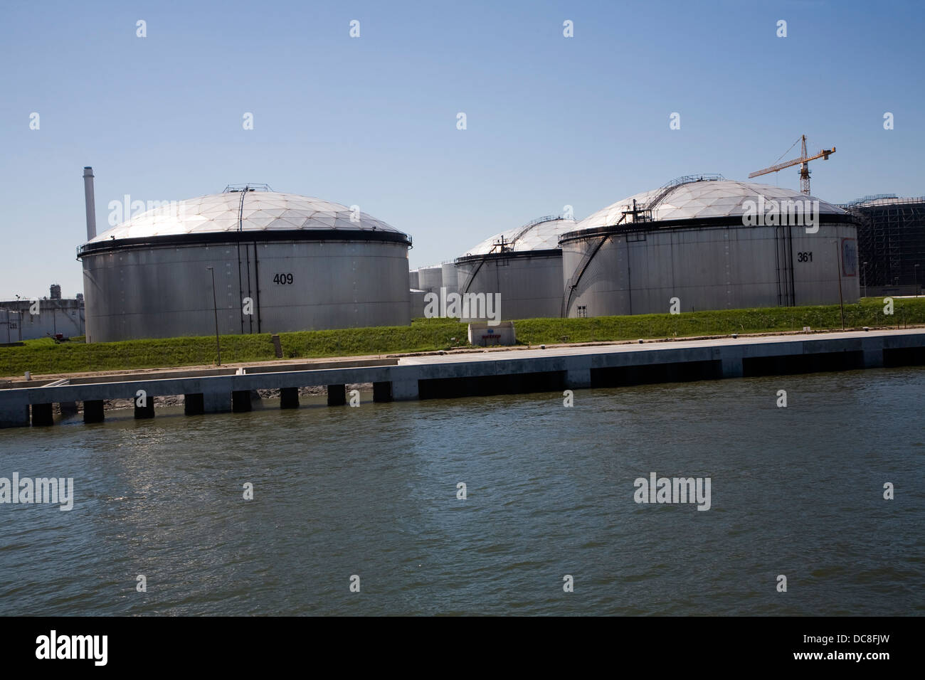 Les réservoirs d'entreposage de produits chimiques Port de Rotterdam, Pays-Bas Banque D'Images Les réservoirs d'entreposage de produits chimiques Port de Rotterdam, Pays-Bas Banque D'Images