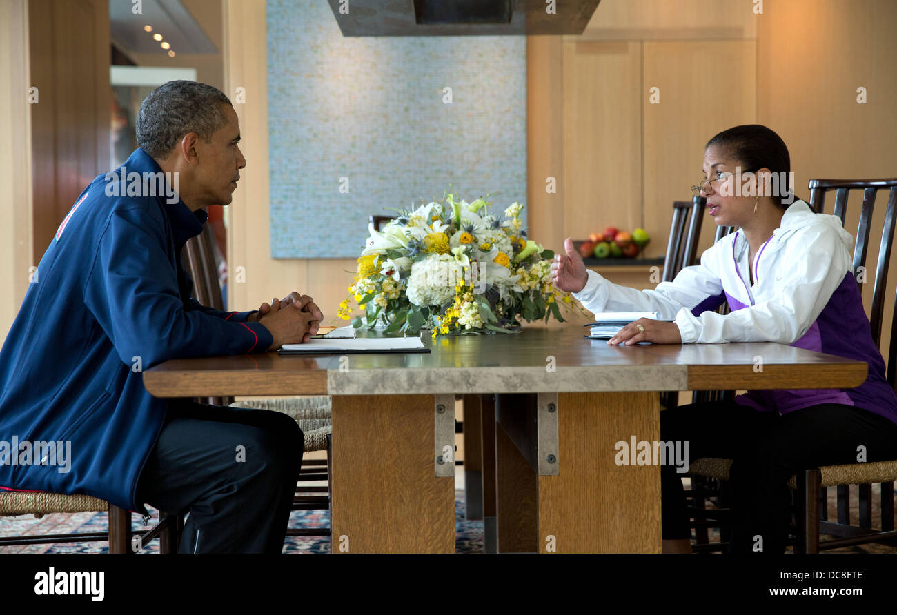 Le président américain Barack Obama est informé par le Conseiller pour la sécurité nationale, Susan Rice au cours de son briefing présidentiel le 12 août 2013 à Chilmark, MA. Banque D'Images