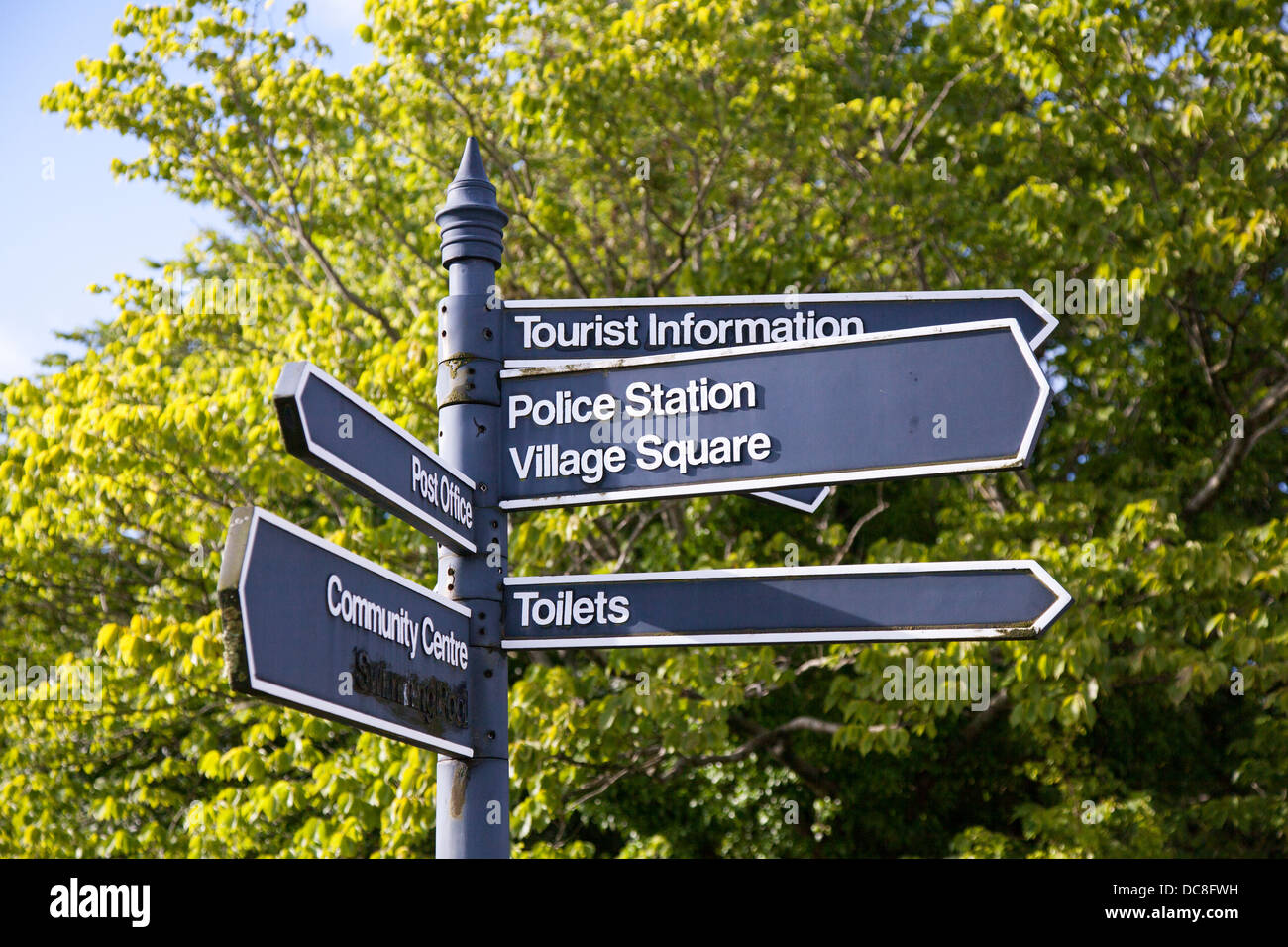 Les plaques de rue à des destinations différentes. Les fabricants des plaques de rue vers différentes destinations à Portree, Isle of Sky Ecosse, Royaume-Uni Banque D'Images