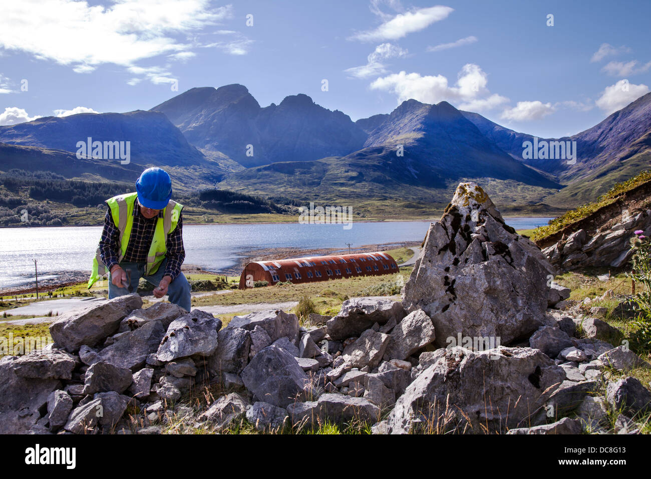 Affleurement rocheux et Bla Bheinn Beinn Na Caillich et montagnes Cuillin, géologue à Loch Slapin en carrière à Ben Suardal, Isle of Skye, Scotland, UK Banque D'Images