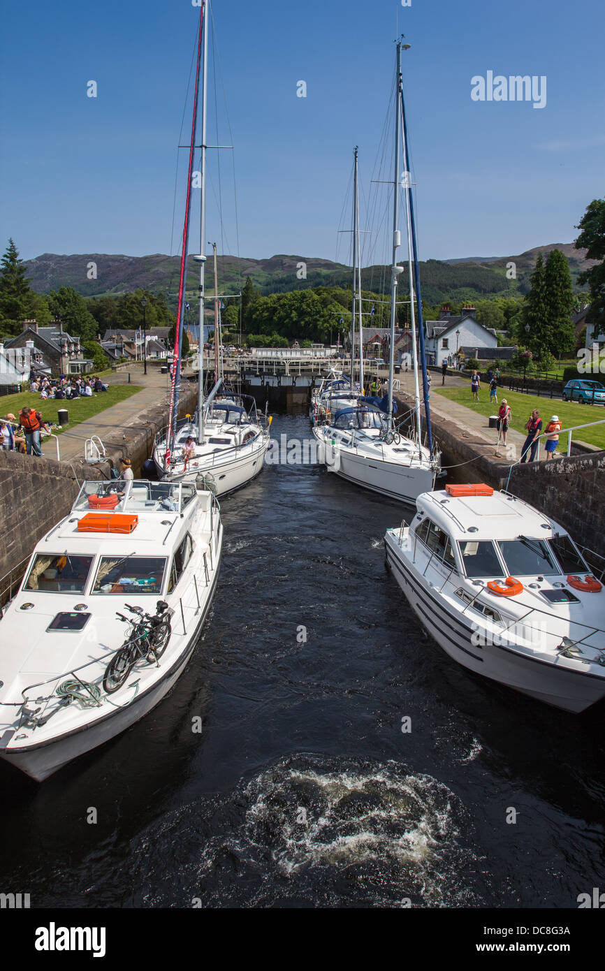 Bateaux REMONTANT LA LOCKS [Thomas Telford] SUR LE CANAL CALÉDONIEN À FORT AUGUSTUS le Loch Ness en Écosse Banque D'Images