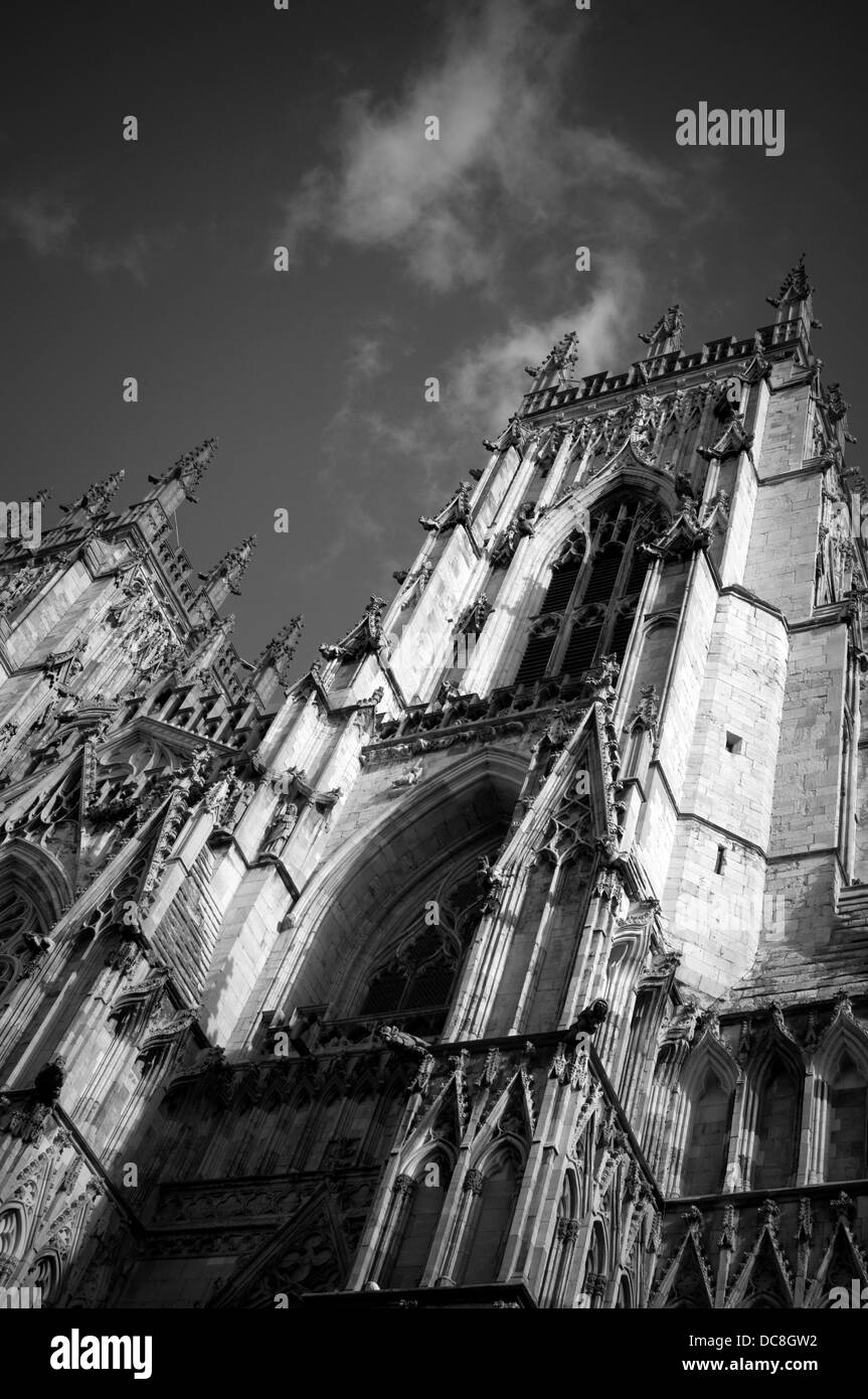 La cathédrale de York noir et blanc du ciel ciel sombre église lourdes religion églises anciennes bâtiments bâtiment de l'angleterre Banque D'Images