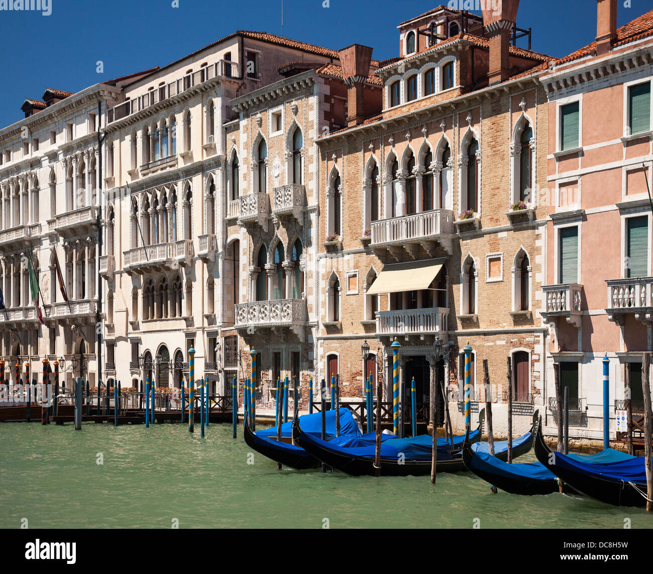 Venise, Italie - gondoles amarré à côté d'un canal à Venise Banque D'Images