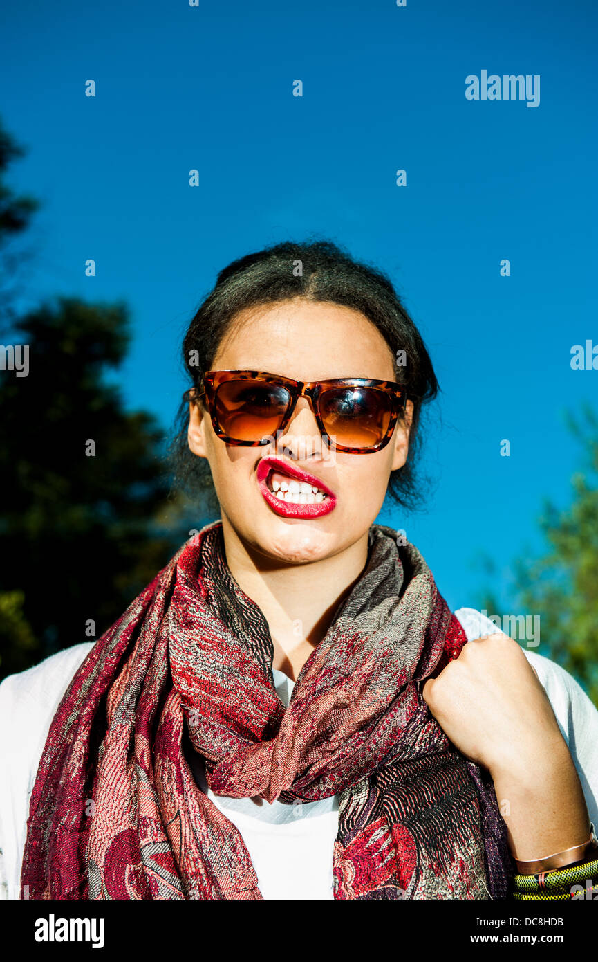 Jeune femme tirant une drôle de visage Banque D'Images