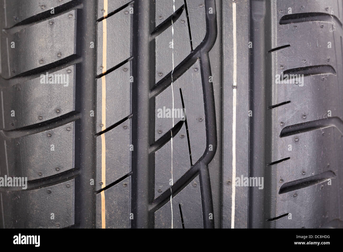 Près de droit ou une nouvelle bande de roulement des pneus de véhicule automobile Banque D'Images